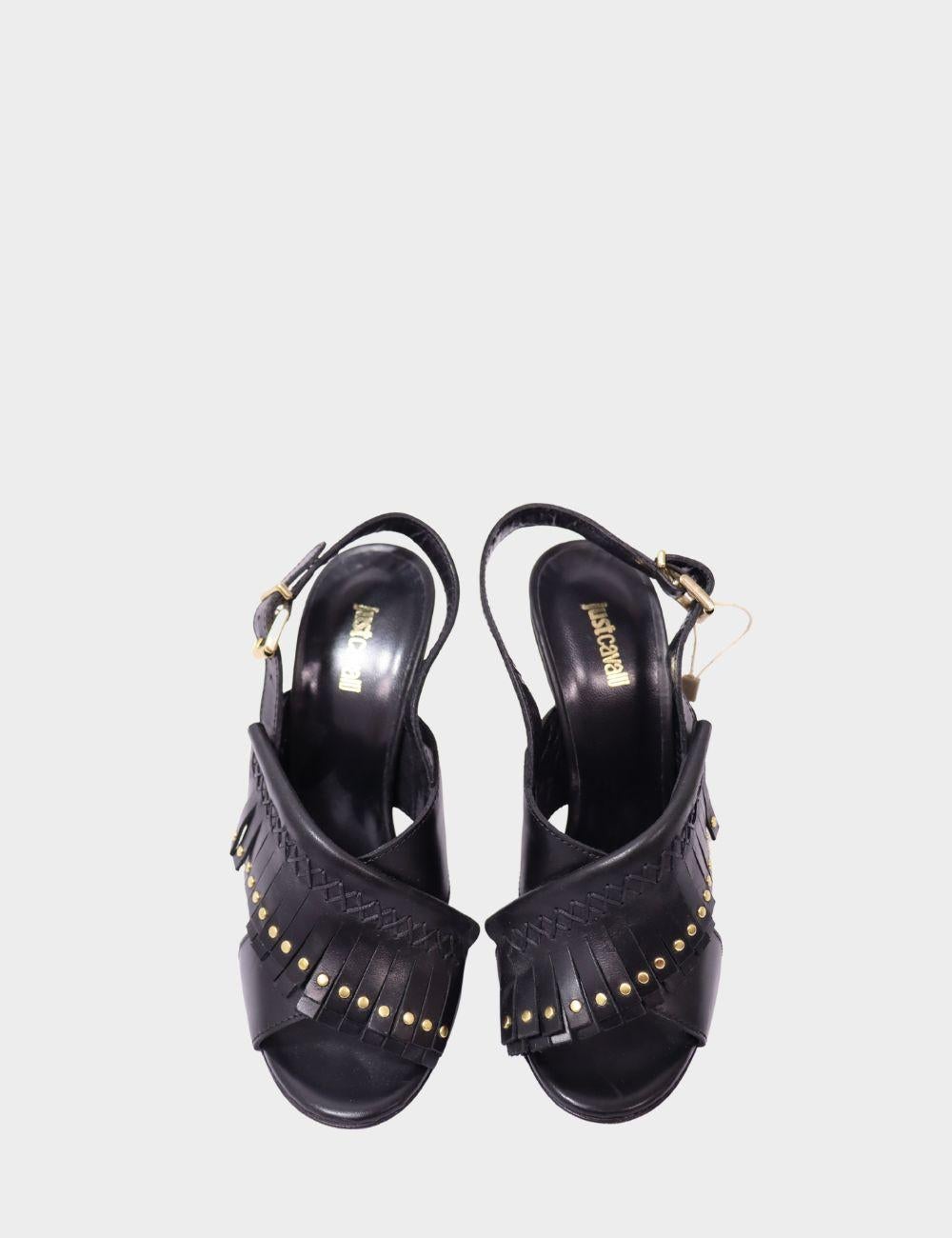 Apuesta por el atrevido estilo italiano con estos tacones Just Cavalli de piel negra. Diseñadas con una juguetona mezcla de elementos vanguardistas y boho-chic, presentan una parte delantera de flecos en capas, detalles de tachuelas doradas y una