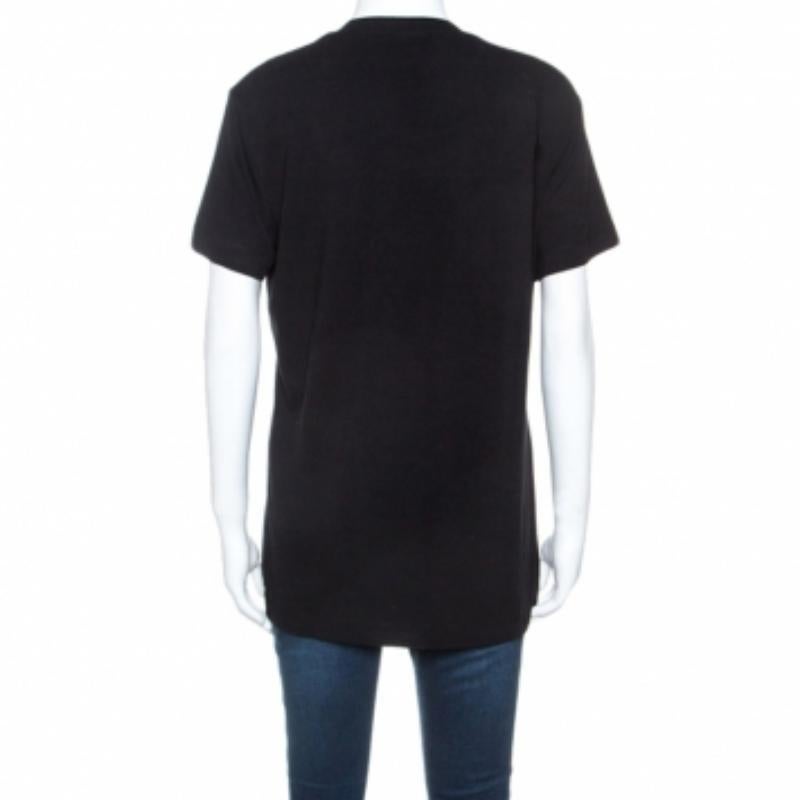 Mit diesem T-Shirt von Just Cavalli verleihen Sie Ihrem Casual-Style einen Hauch von High-Fashion! Es hat einen Rundhalsausschnitt, kurze Ärmel und einen Logo-Jersey-Druck auf der Vorderseite. Sie können dieses schwarze T-Shirt in Übergröße mit