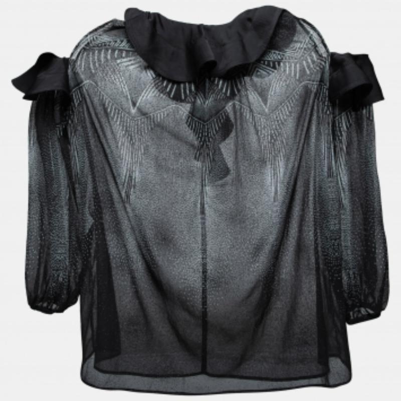 Quanto è bella questa camicetta di Just Cavalli! Con i suoi bordi arricciati e il tessuto in chiffon, è facile innamorarsi di questa blusa. Sfoggia una tonalità nera e uno stile off-shoulder, che dà un tocco di stile al tuo outfit. Questa blusa è