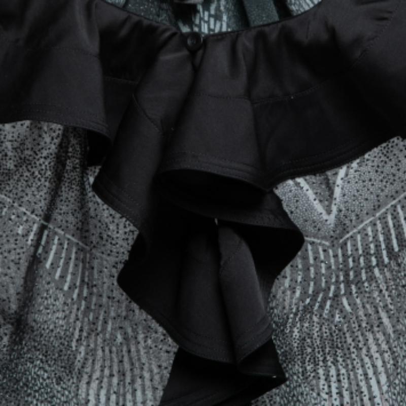 Nero Just Cavalli Camicetta a spalla fredda in chiffon stampato nero con volant, M. I. in vendita