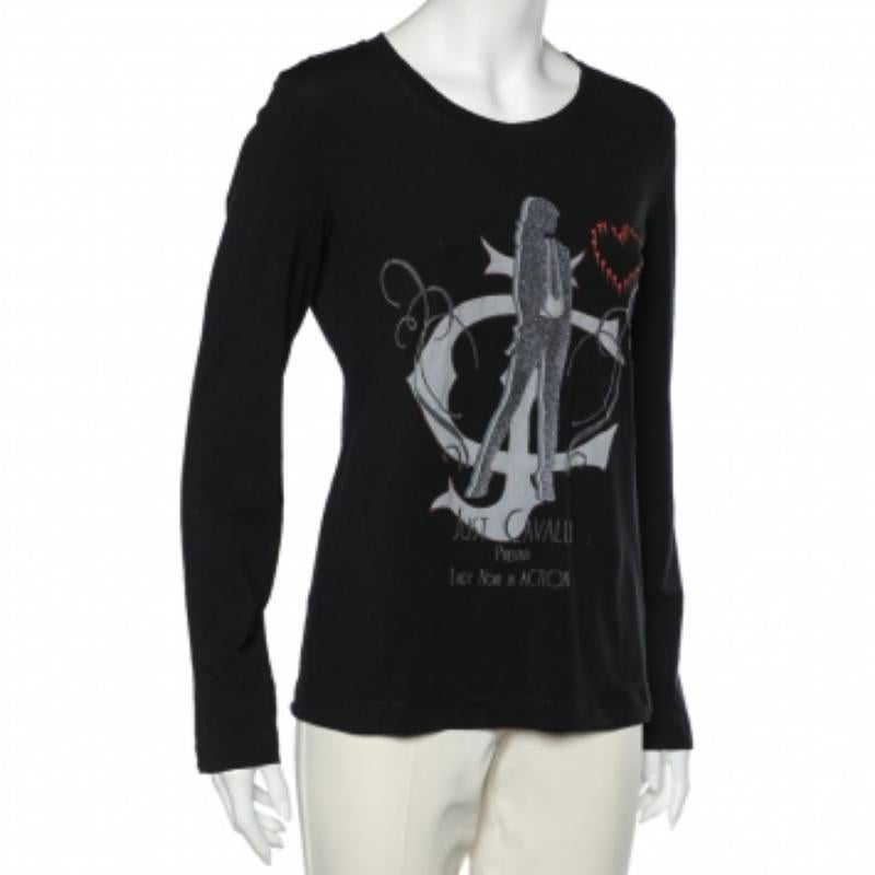 This long-sleeved T-shirt from Just Cavalli is the right piece to wear on lazy weekends. It is made using cotton knit and displays a stylish print on the front. Put it on with a pair of joggers or shorts for an effortless look!