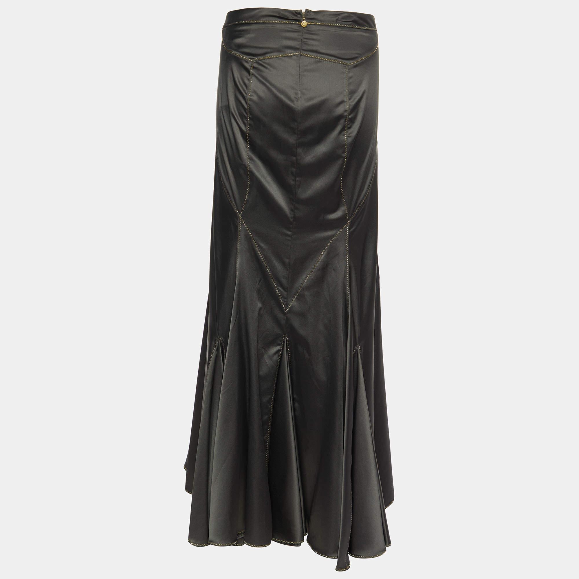 This elegant skirt is worth adding to your closet! Crafted from fine materials, it is exquisitely designed into a flattering shape.

Includes:  Brand tag