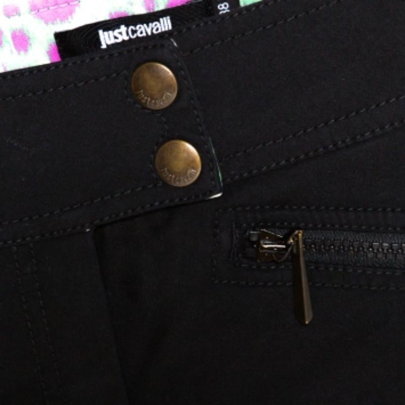 Questi pantaloni versatili di Just Cavalli sono adatti a molte occasioni. Realizzati in cotone elasticizzato, sono disponibili in una classica tonalità di nero. Hanno una vestibilità slim, sei tasche e una chiusura a zip. Abbinalo a camicette,
