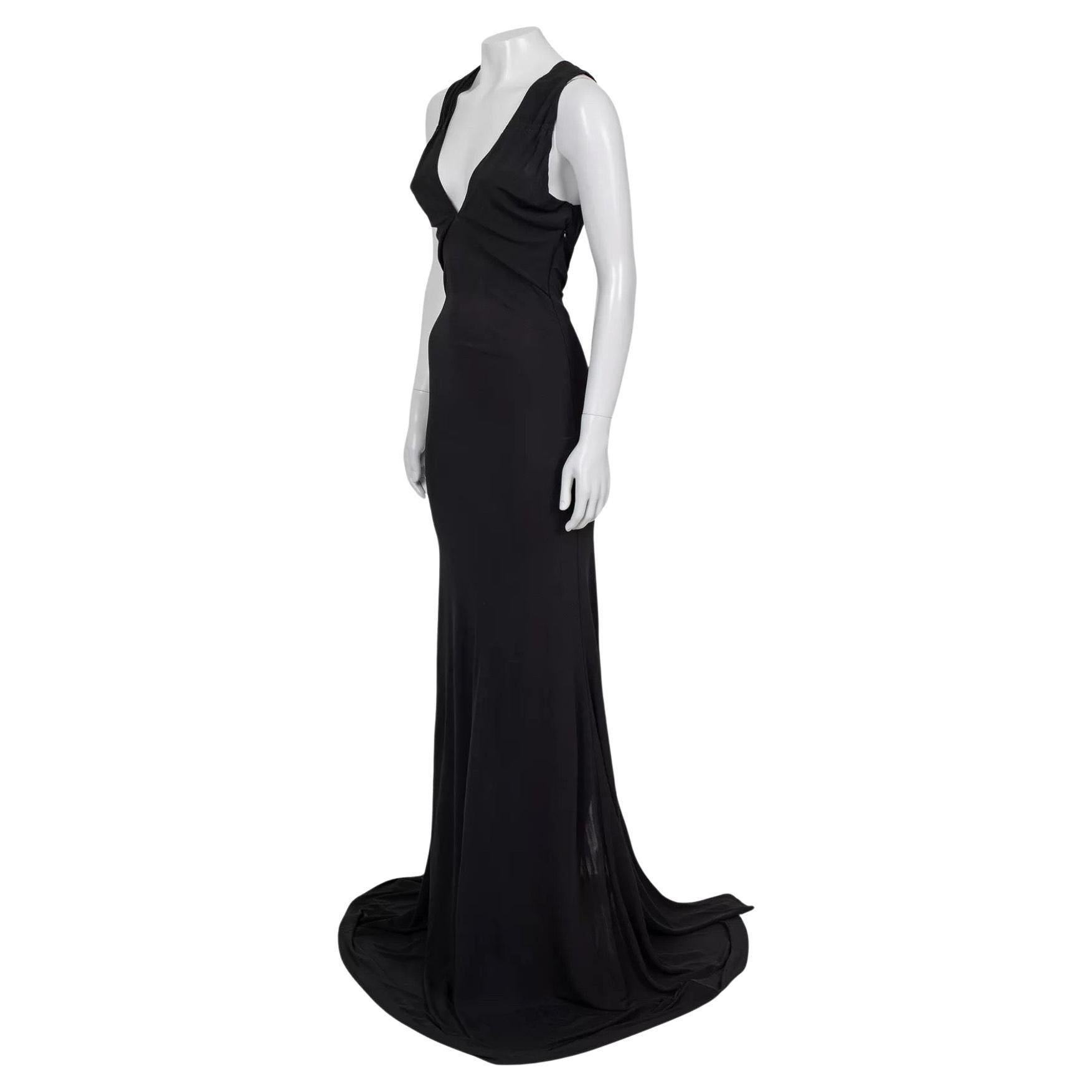 Esci con stile con questo splendido maxi abito nero di Roberto Cavalli Just Cavalli! Questo abito è perfetto per farsi notare a qualsiasi evento.

Realizzato in lussuosa viscosa, offre una vestibilità slim che accentua le tue curve. L'elegante