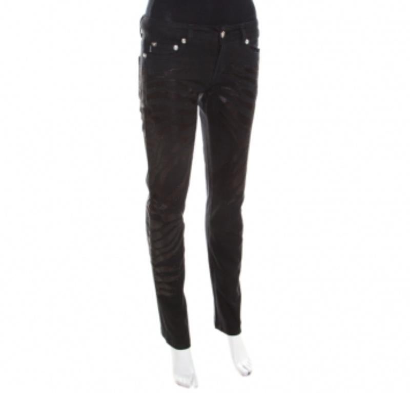Questa creazione di Just Cavalli rappresenta un design unico che non può mancare nel tuo armadio. Questo paio in denim nero lavato ha una vestibilità skinny e presenta splendide decorazioni in cristalli hot fix. Questo capo casual è dotato di tre
