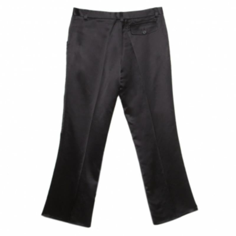 Diese Hose von Just Cavalli ist das, was Ihrem Kleiderschrank die ganze Zeit gefehlt hat! Die schwarze Hose ist aus einer Wollmischung gefertigt und hat eine gerade Silhouette. Sie ist mit einem goldfarbenen Markenlogo auf der Vorderseite, einem