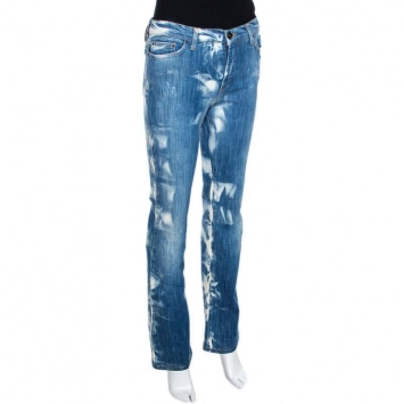 For days when you want to dress casually, this pair of Just Cavalli jeans will be just right. Made from a cotton blend, the blue jeans feature distressed details, belt loops, pockets, and front closure. The pair will offer you a nice straight fit.