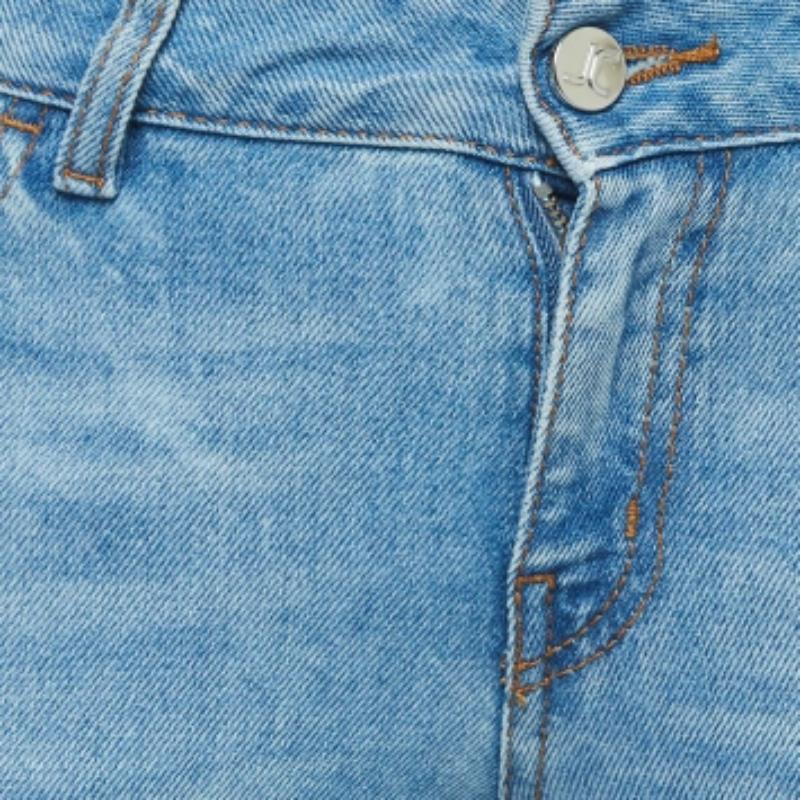 Un buen par de vaqueros siempre completa el armario. Este par de vaqueros está confeccionado con tanta habilidad y estilo que se convertirá en tu favorito en muy poco tiempo. Le proporcionará un ajuste cómodo y elegante.