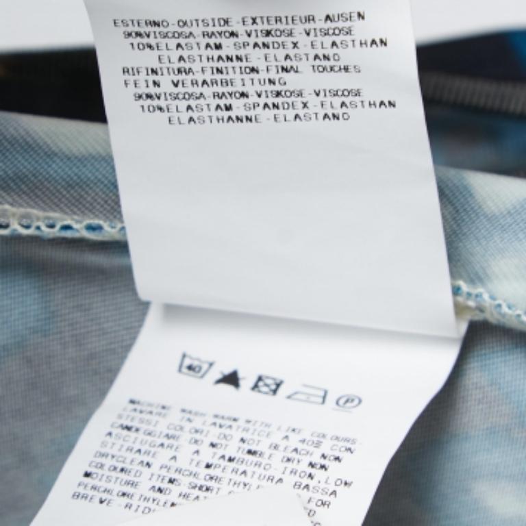 Questo abito di Just Cavalli è caratterizzato da dettagli eleganti e da una silhouette incantevole. È realizzato con i migliori materiali e ti garantirà il massimo comfort.