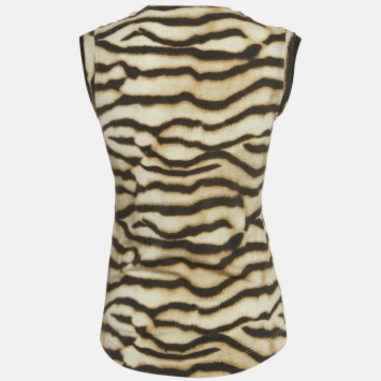 Questo top griffato offre stile e comfort. Realizzata con i migliori tessuti, la creazione è stata curata nei minimi dettagli. Abbinalo a un paio di jeans e a delle scarpe basse.