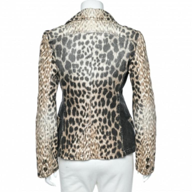 Fonctionnelles et élégantes, les collections de Just Cavalli capturent la finesse nonchalante et sans effort de la femme moderne. Confectionné en denim de qualité, ce blazer présente une silhouette bien ajustée, de superbes imprimés animaliers et