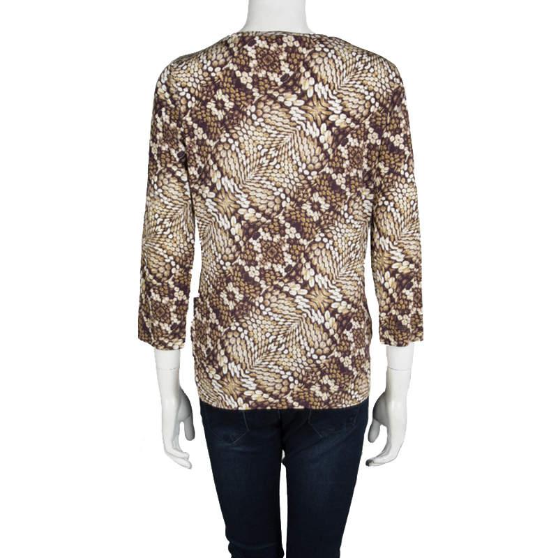 Your search for a simple and sophisticated top ends with this lovely one from Just Cavalli. This brown top is made of a viscose blend and it features long sleeves and a fabulous animal print all over. You can pair this creation with skirts or