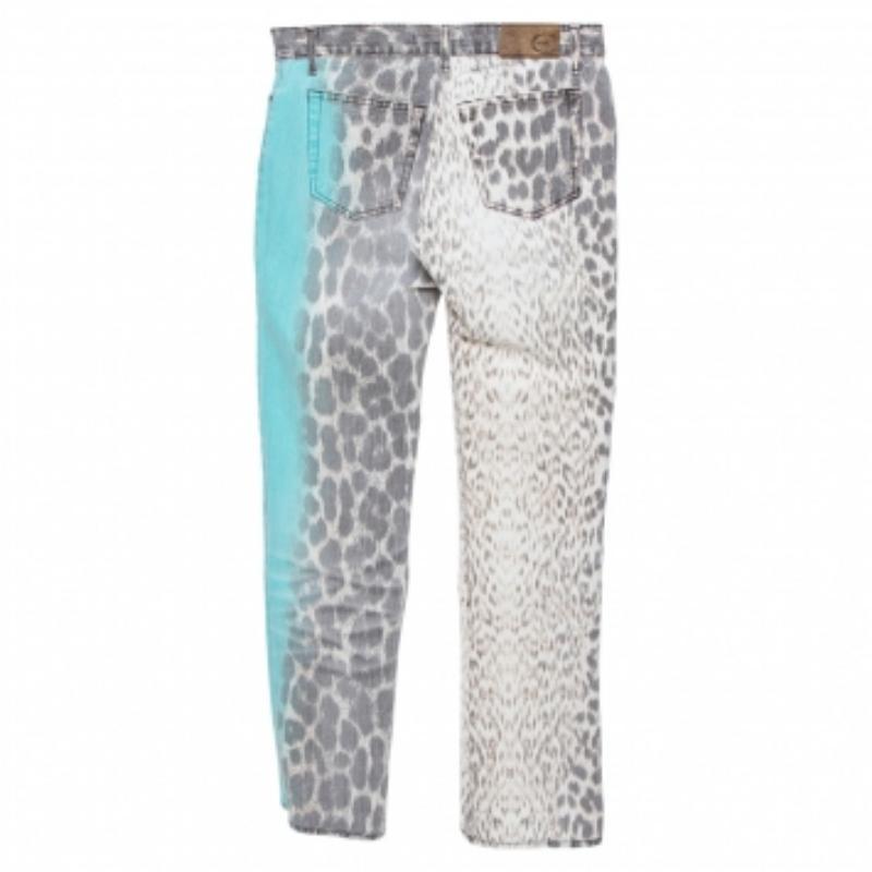  Grab these striking jeans from the house of Just Cavalli. Crafted from pure cotton denim, they come with a brown & green animal printed exterior that flaunts a light wash. They have a flared bottom, four pockets, belt loops and a button closure.