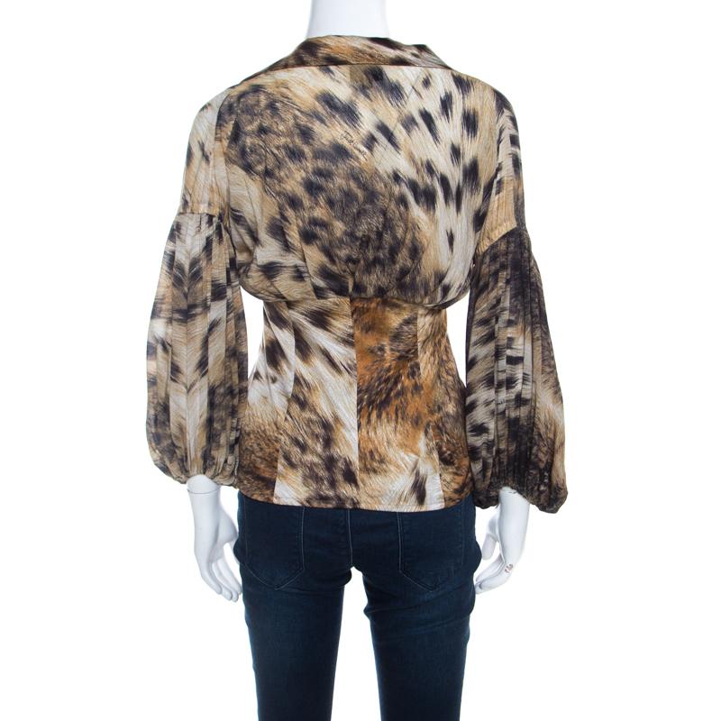 Styled with leopard prints, this blouse from Just Cavalli will lend you an edgy look. It features a ruffled detail to the front with long sleeves. It can be paired with straight leg pants and pointed pumps for a look that's modern and