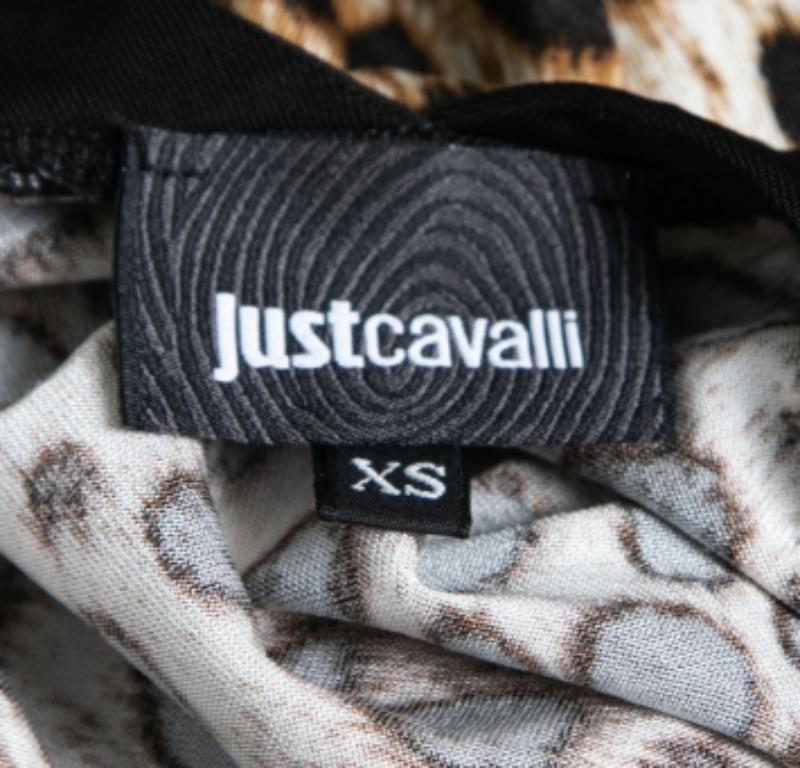 Questo top di Just Cavalli è uno stile comodo e di classe. È realizzata in jersey marrone con stampa leopardata, impreziosita da dettagli asimmetrici e chiusure con bottoni sul davanti. Questo top è ideale per un uso casual e ti farà apparire