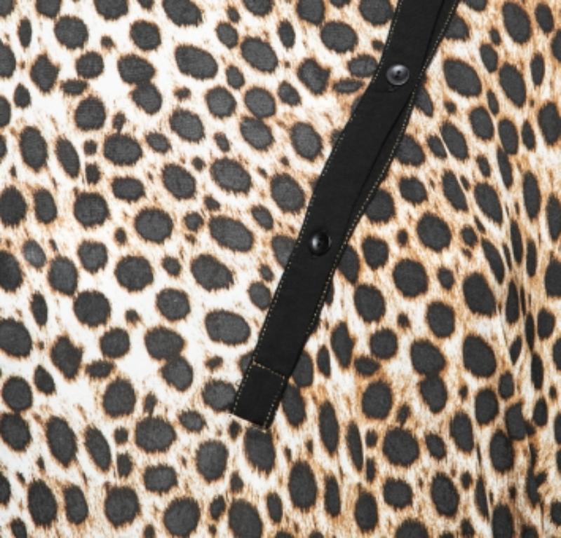 Just Cavalli - Top asimmetrico con bottoni in jersey stampato leopardo marrone XS In condizioni buone in vendita a Dubai, Al Qouz 2