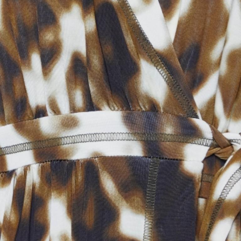 Découvrez les joies d'une confection experte avec cette robe de créateur pour femme. Méticuleusement confectionné, il offre une coupe impeccable et des détails luxueux, garantissant un confort inégalé. Cette magnifique création rehaussera votre