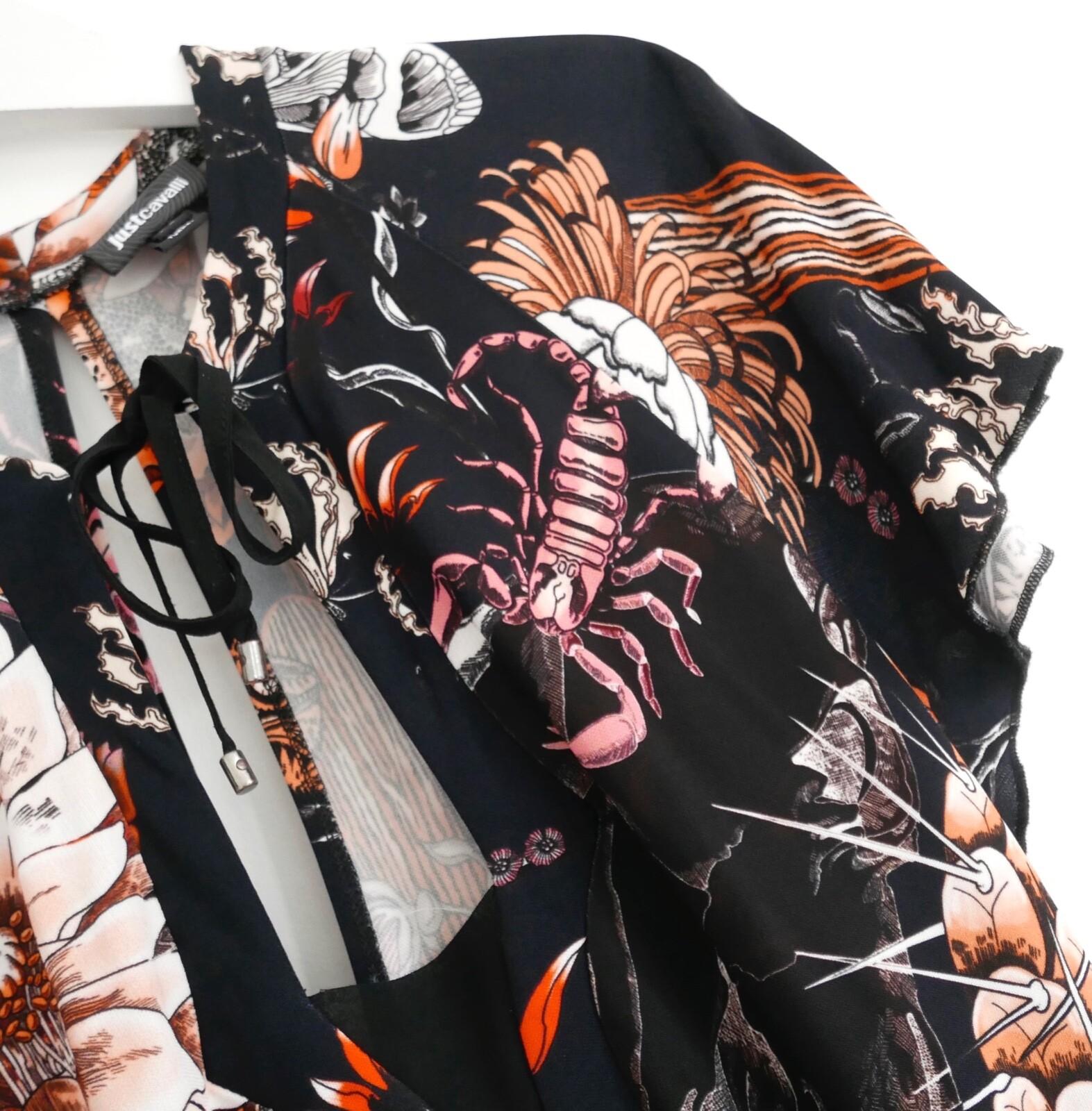 Wunderschönes Just Cavalli Jersey-Kleid mit Kaktus-Print. Gekauft für £450 und ungetragen. Hergestellt aus super dehnbarem schwarzem Viskose-Jersey mit einem super coolen orangefarbenen Kaktus-, Blumen- und Tierprint. Es hat eine sehr