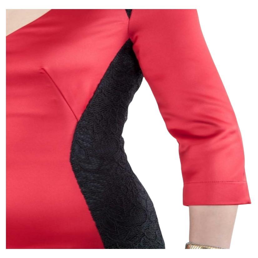 Realizzata in un pregiato tessuto misto, questa creazione di Just Cavalli vale assolutamente la spesa. Il tubino rosso scuro presenta un design a pannelli di pizzo a contrasto e una scollatura a V. Offre una buona vestibilità per sottolineare il tuo