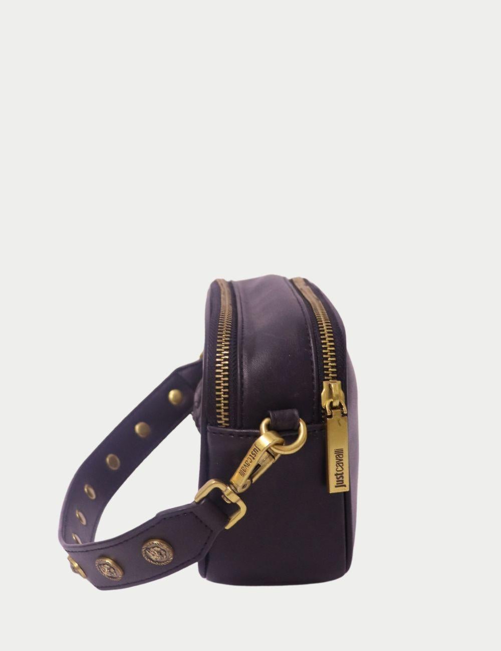 Just Cavalli - Sac en cuir noir avec embossage tigre Range-E

L'audace s'allie au luxe dans ce sac en cuir noir Just Cavalli, orné de l'emblème du tigre embossé sur le devant et au centre. Confectionnée en cuir noir lisse, cette silhouette