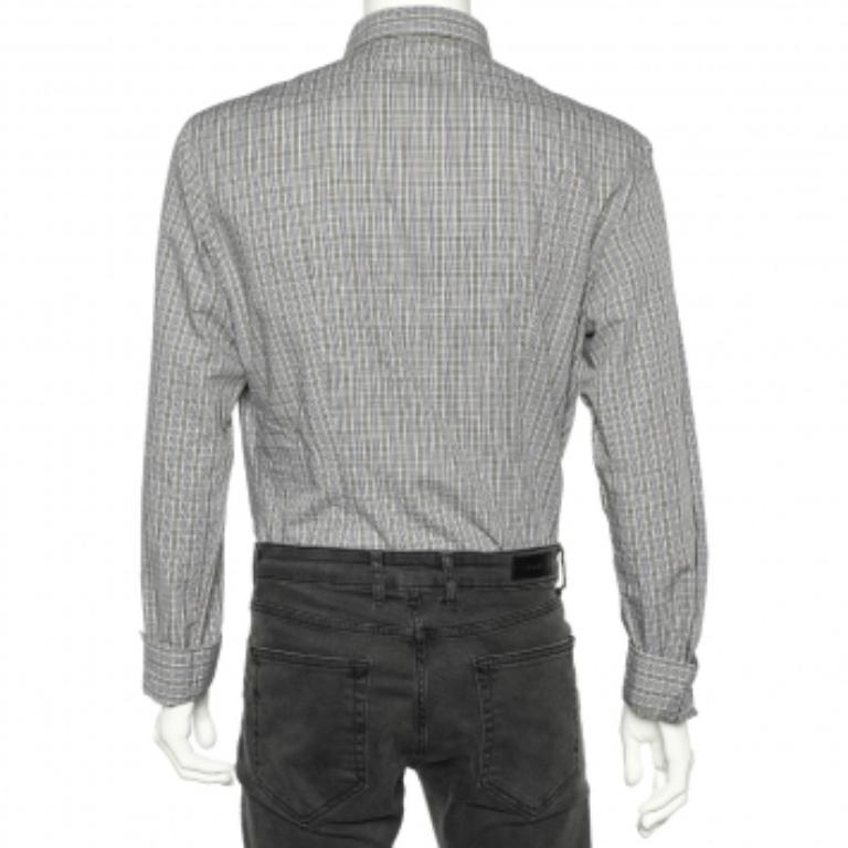 Esta camisa de la Casa Just Cavalli te garantiza una belleza clásica con un ajuste soberbio. Está hecha de tela de algodón gris a cuadros. Tiene mangas largas, cuello y cierre abotonado. Combina esta elegante camisa con tus pantalones favoritos.