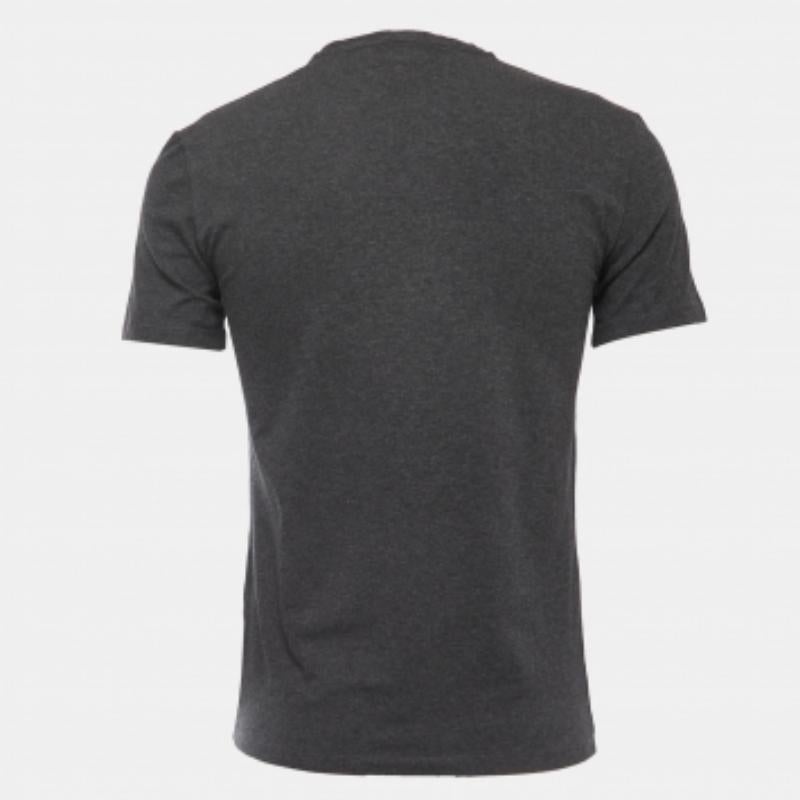 Che tu voglia uscire con gli amici o semplicemente rilassarti, questa t-shirt è un capo versatile che può essere abbinato in molti modi. È stato realizzato con un tessuto pregiato.