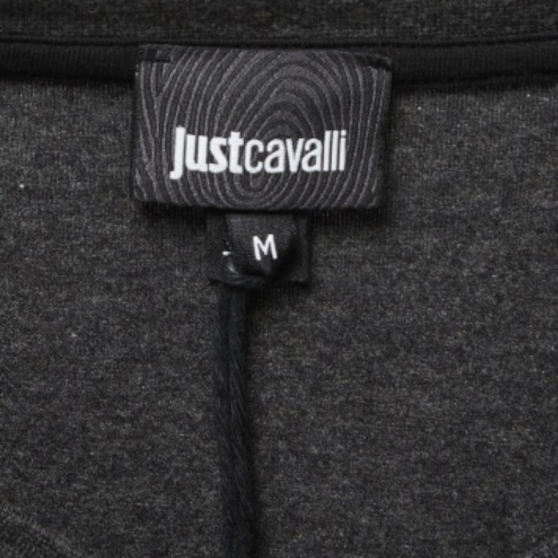 Just Cavalli - Maglietta a mezza manica in cotone con stampa del logo in grigio - M. T. I. In condizioni ottime in vendita a Dubai, Al Qouz 2