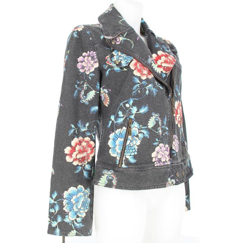 Just cavalli Jacket

Good condition, shows light signs of use and wear
Size: FR40
Packaging: Opulence vintage

Additional information:
Designer: Cavalli 
Dimensions: Height 64 cm / 25 