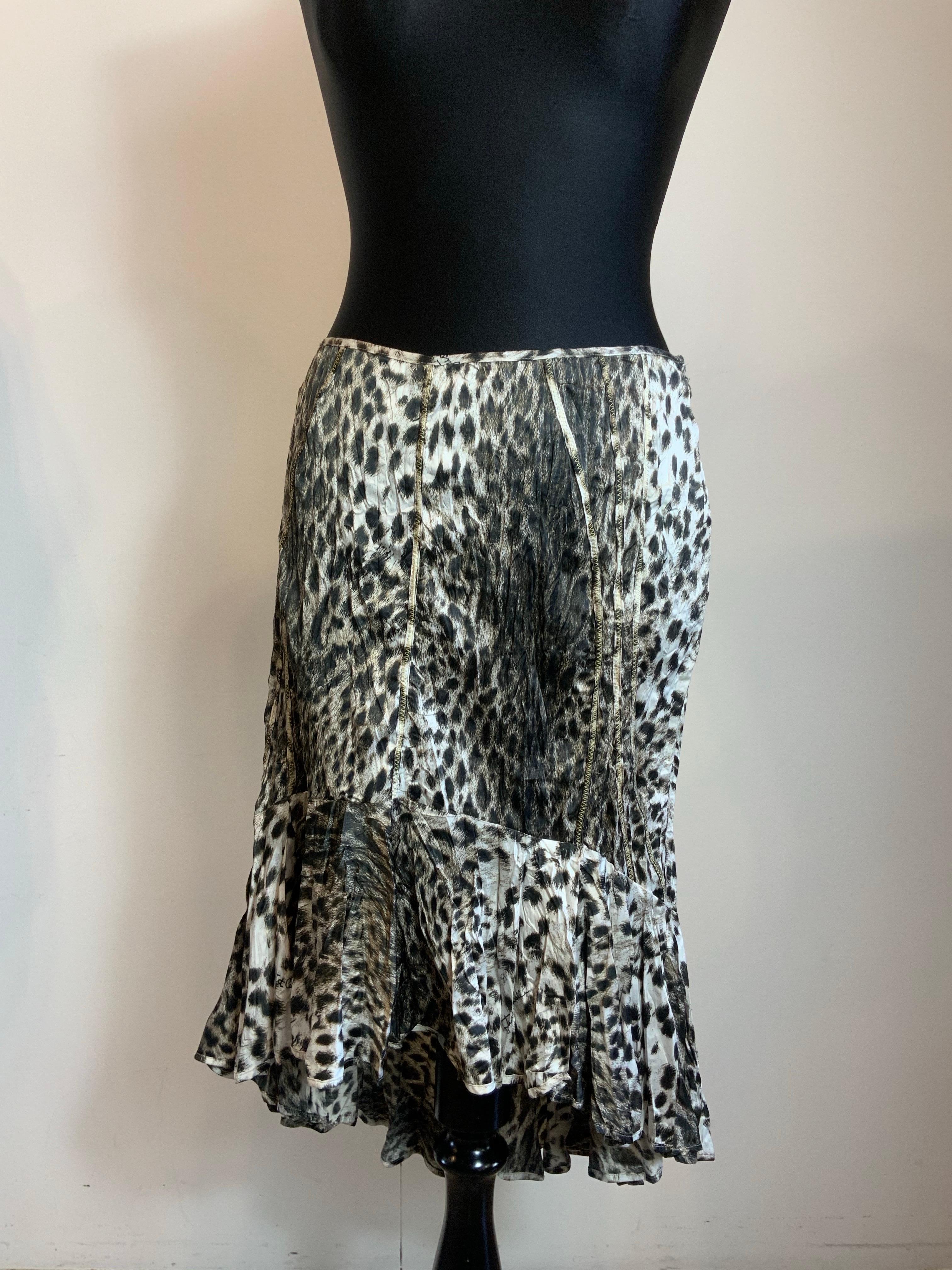 Jupe Just Cavalli.
Label de composition manquant. Nous pensons qu'il s'agit de viscose.
Taille 44 Italien
Taille 42 cm
Longueur 65 cm
Bon état général, présente des signes minimes d'utilisation et quelques fils tirés.