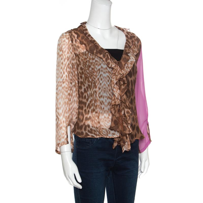 Styled with leopard prints, this blouse from Just Cavalli will lend you an edgy look. It features a ruffled detail to the front with long sleeves. It can be paired with straight leg pants and pointed pumps for a look that's modern and