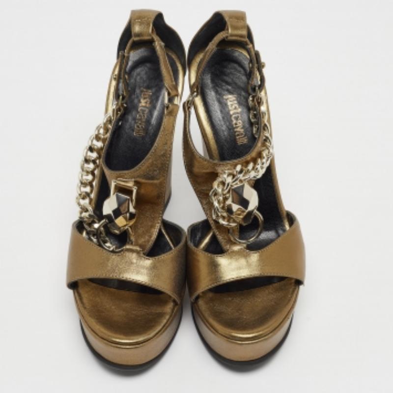 Just Cavalli Metallic Gold Leder Keil Riemchensandalen Größe 38 (Braun) im Angebot