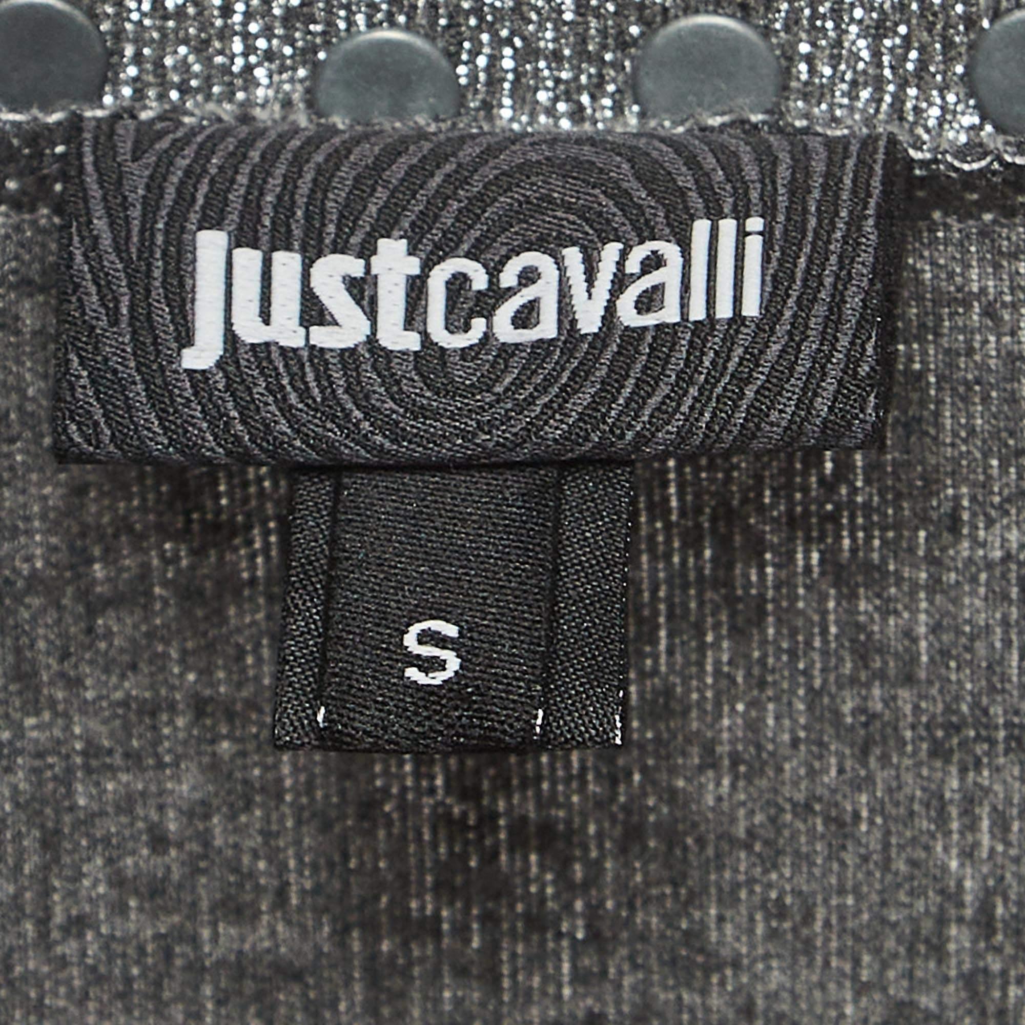 Just Cavalli Metallic Silver Lamé Jersey Metal Embellished Mini Dress S In condizioni ottime in vendita a Dubai, Al Qouz 2