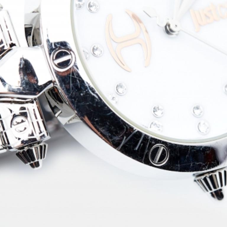 Die Just Cavalli Armbanduhr JC1L122M0055 strahlt Eleganz und Raffinesse aus. Ihr schlankes Edelstahldesign wird durch ein fesselndes Perlmuttzifferblatt ergänzt, das mit dem ikonischen JC-Logo verziert ist. Ein zeitloses Accessoire, das Stil mit