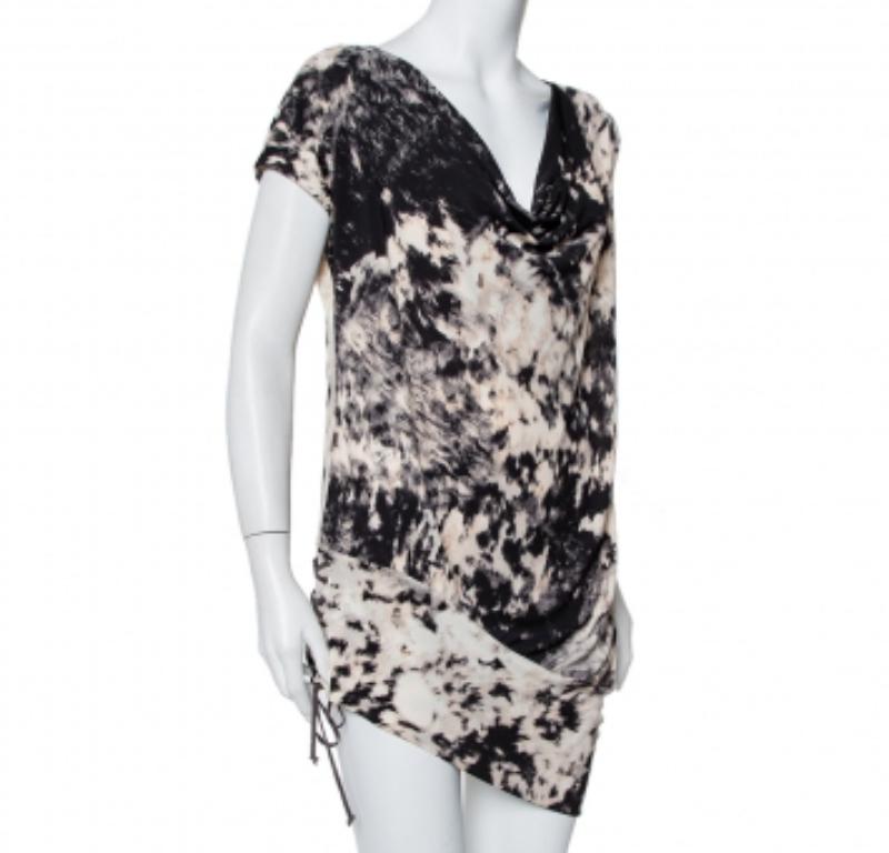 This Just Cavalli mini dress is a combination of style and luxurious comfort. It has been crafted from a blend of quality materials and features an abstract print all over. The dress is finished off with short sleeves and a deep V neckline.
