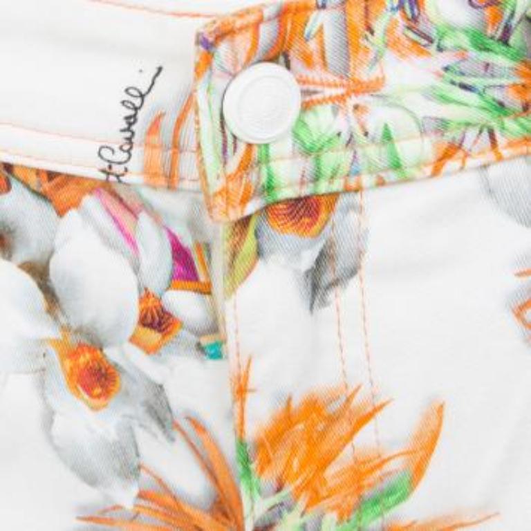 Diese Jeans aus dem Hause Roberto Cavalli ist ein unverzichtbarer Bestandteil der Alltagsgarderobe und erhält ein stilvolles Makeover. Diese Jeans ist mit farbenfrohen Blumendrucken und dem beliebten Cavalli-Python-Detail verziert, die Ihrer