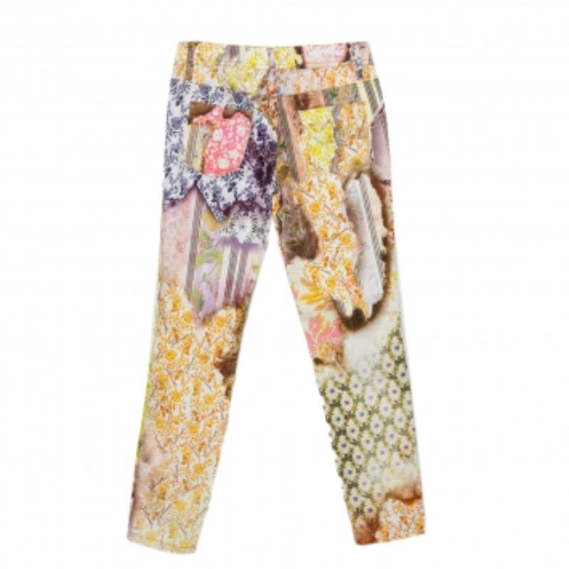 A casual pair of skinny-fit trousers for women by Just Cavalli. Made from a cotton blend, the floral-printed pair of trousers has five pockets, front zip-button closure, and a comfortable fit.