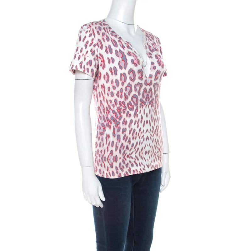This Just Cavalli creation will offer comfort on any day. It comes with a deep slit neckline, short sleeves and leopard prints all over. Made of a cotton blend, this t-shirt will light your casual style.