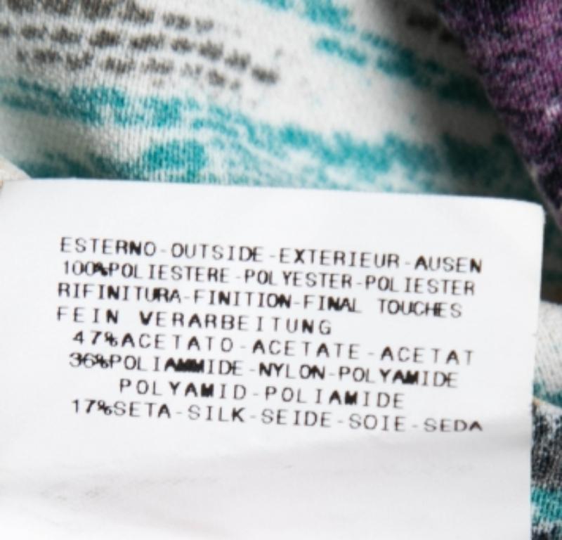 Faites une déclaration de mode luxueuse en portant cette robe de créateur. Il est taillé dans un tissu fin pour une silhouette flatteuse.