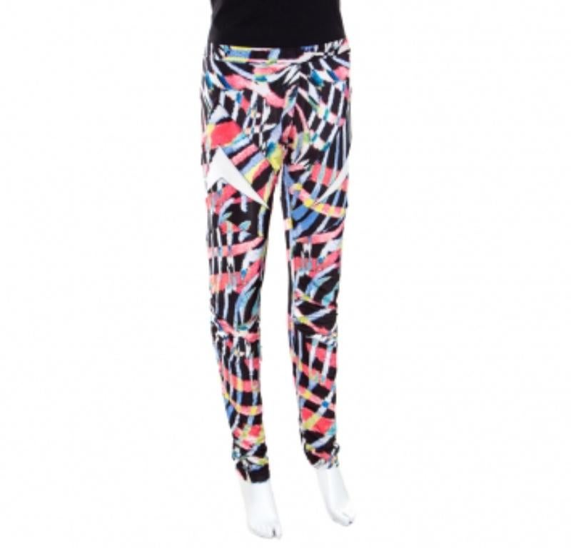 Diese Leggings von Just Cavalli sind einfach perfekt, um mühelos ein modisches Statement abzugeben. Sie ist aus feinstem MATERIAL gestrickt, hat eine mehrfarbig bedruckte Außenseite und einen Gummizug in der Taille. Das Paar wird Ihnen eine
