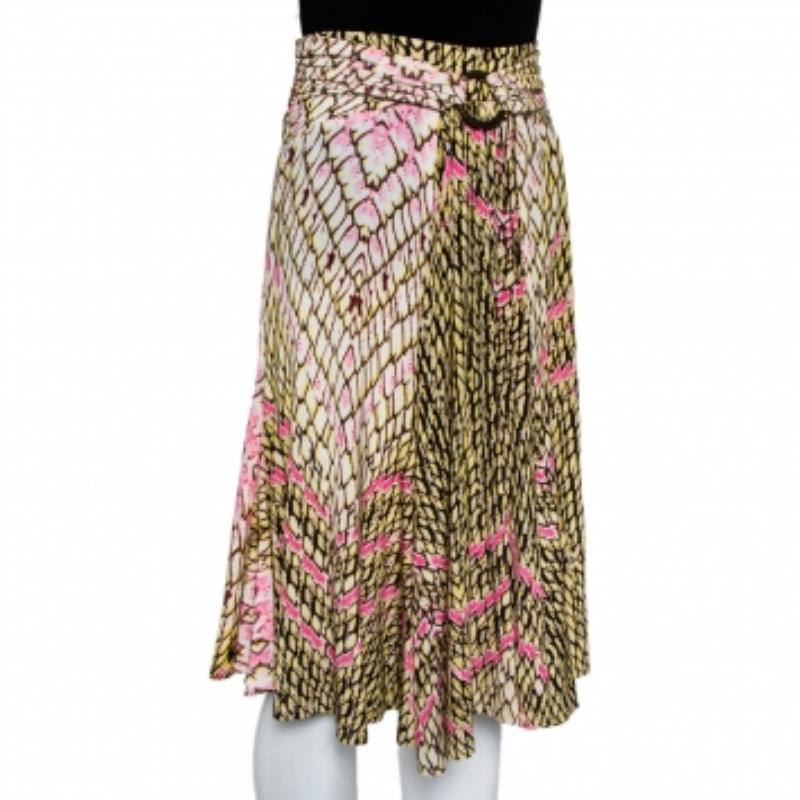 This skirt from Just Cavalli is so pretty, you'll love wearing it for your special outings! It is styled with a ruched waist detailing and comes in a flared silhouette. It can be paired with a blouse and slingback sandals to look fashionable and