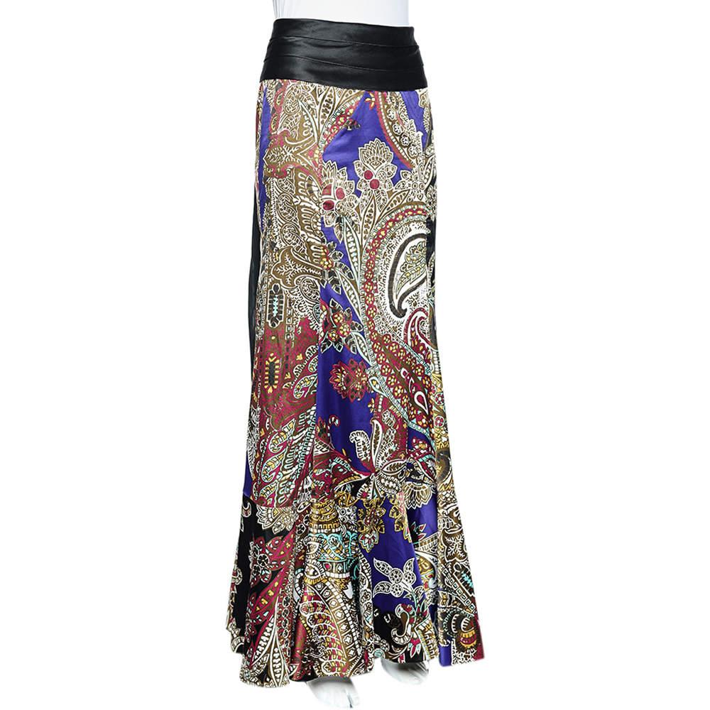 This chic skirt from Just Cavalli is a great option for special occasions. Crafted from a blend of quality fabrics, the flowy silhouette is enhanced by intricate prints for a feminine finish. Pair this ensemble with stiletto heels.