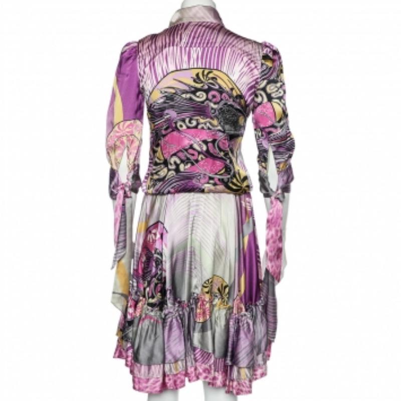 Connue pour ses pièces magnifiquement féminines, la maison Just Cavalli est de retour avec un nouveau modèle plein de charme. Cette robe est taillée dans une étoffe de soie imprimée multicolore, agrémentée de volants. Il est doté d'une ceinture,