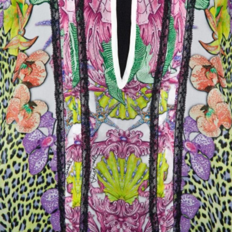 Walk out the door looking fabulous in this Just Cavalli kaftan tunic! It has a button-secured neckline, colorful prints all over, and tie detail at the waist. The vivid design is complemented with the light and flowy silk construction.