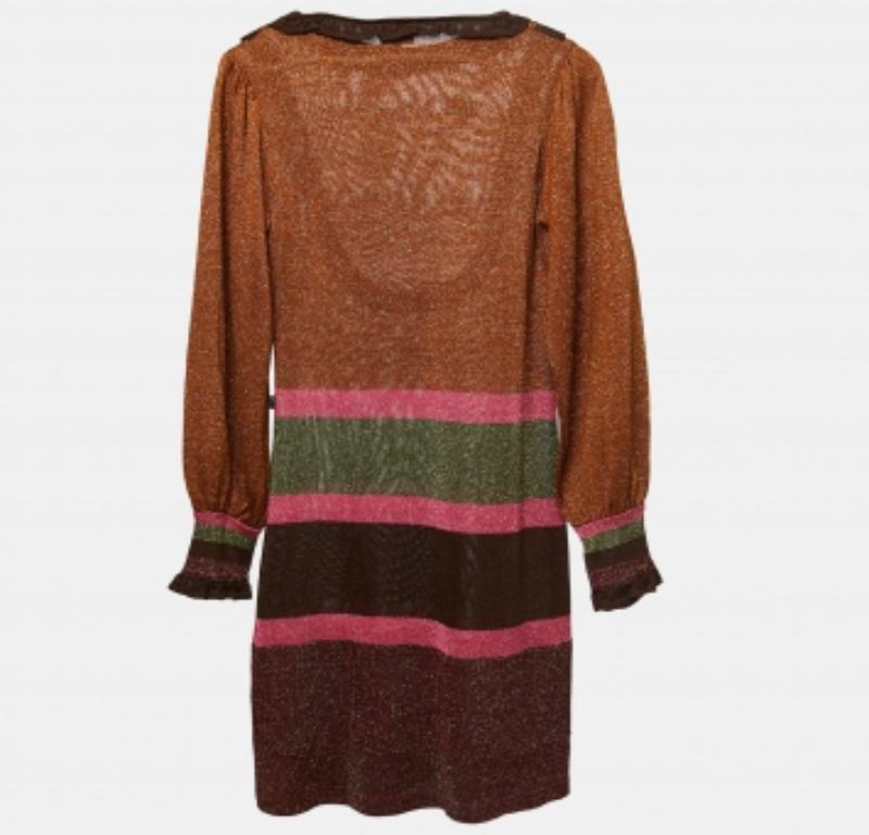Questo vestito di Just Cavalli è tutto stile e lusso. Fabrice in tessuto lurex, è caratterizzata da una lucentezza metallica. Le maniche a palloncino con polsini e la scollatura rifinita con dettagli a volant sono sottilmente chic. L'orlo sopra il