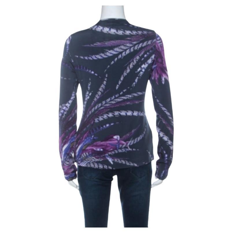 Dieses Oberteil des Labels Just Cavalli eignet sich für eine Vielzahl von Outfits. Dieses Oberteil ist in Marineblau und Lila gehalten und mit Rüschen am Halsausschnitt bedruckt. Dieses aus Mischgewebe geschneiderte Oberteil bietet eine schlichte