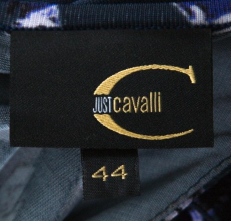 Just Cavalli Marineblaues & lila bedrucktes Stretch-Top mit Rüschenkragendetail Top M im Zustand „Hervorragend“ im Angebot in Dubai, Al Qouz 2