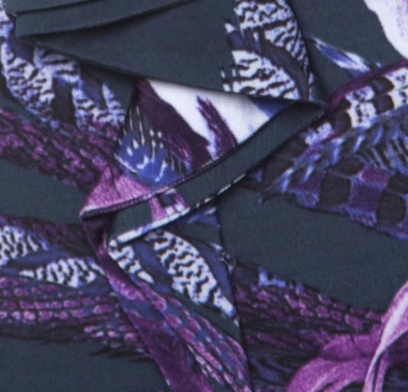 Just Cavalli Marineblaues & lila bedrucktes Stretch-Top mit Rüschenkragendetail Top M Damen im Angebot