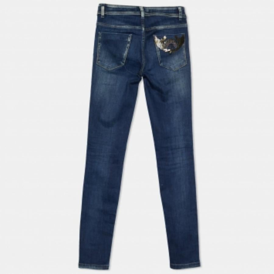 Un buon paio di jeans rende sempre l'armadio completo. Questo paio di jeans di Just Cavalli è realizzato con tale abilità e brio che diventerà il tuo preferito in men che non si dica. È realizzato con tessuti di qualità e ti offre una vestibilità