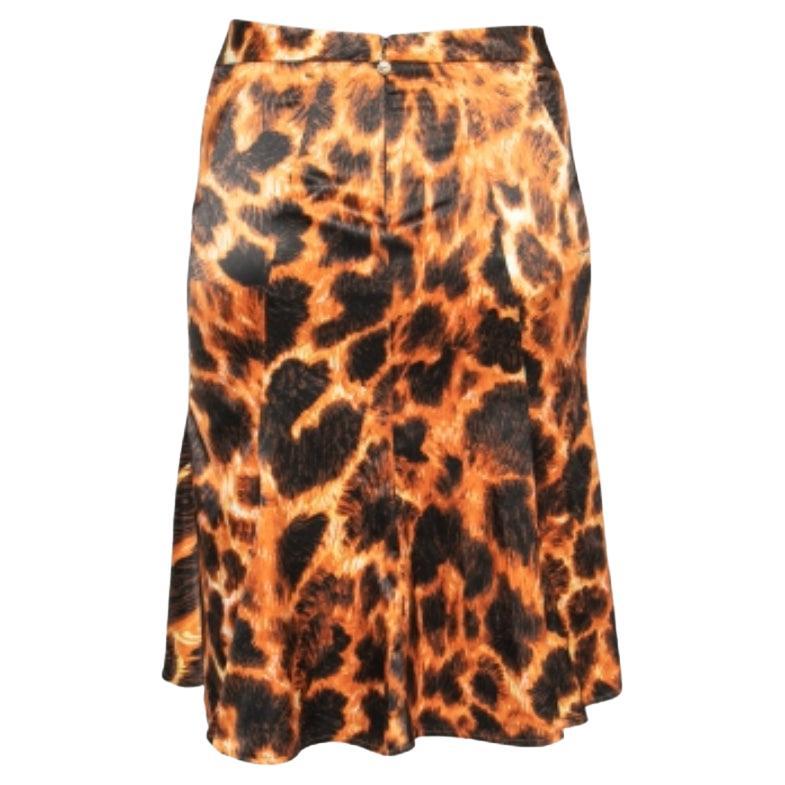 Just Cavalli porta la versatilità nel tuo armadio con questo splendido numero. Realizzata in tessuto stampato arancione-nero, questa splendida gonna presenta un orlo svasato e una chiusura a zip sul retro. Abbinalo a una camicetta nera e a dei