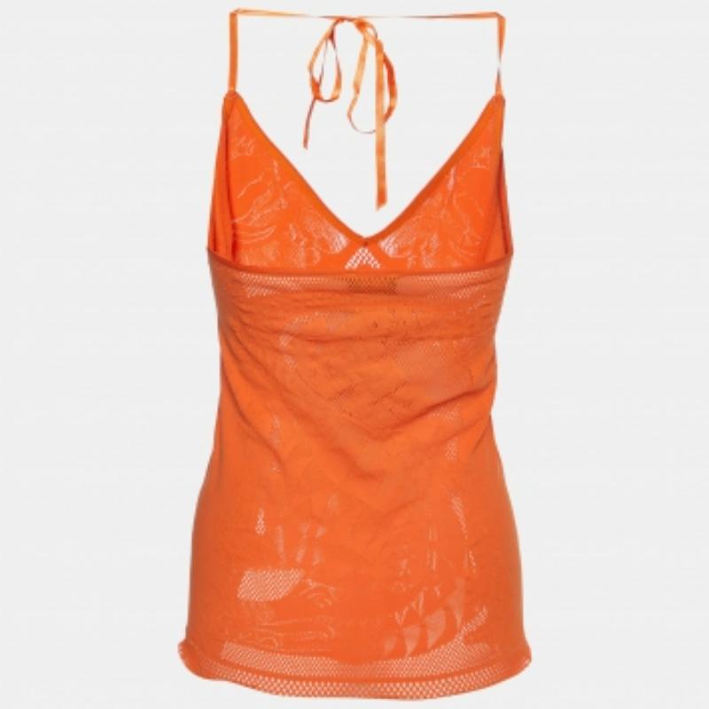 La camiseta de tirantes Just Cavalli desprende un encanto vibrante con su atrevido tono y sus intrincados detalles de ojales. Confeccionada en suave punto, esta camiseta ajustada ofrece comodidad y estilo. Perfecto para salidas informales o como